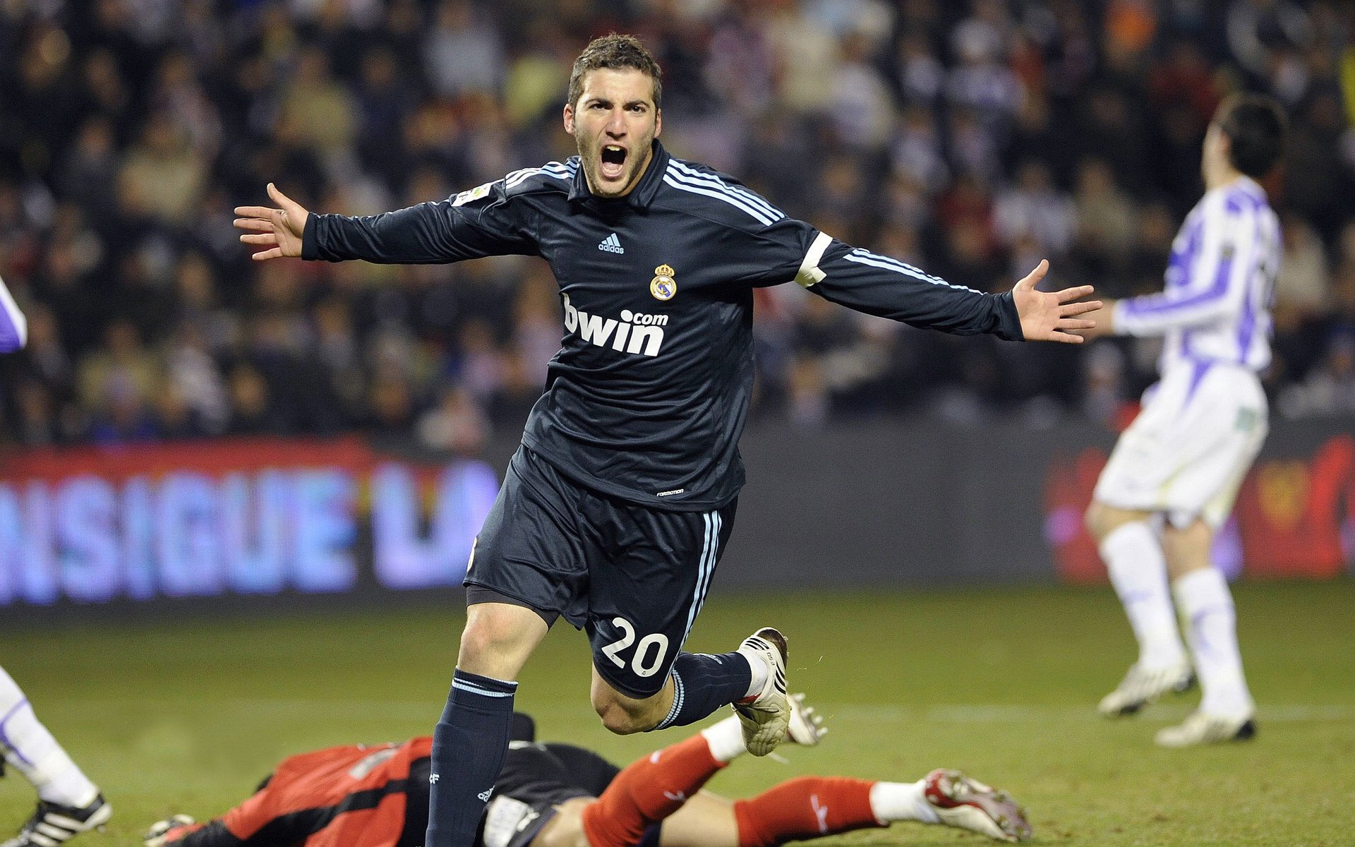 3-1!曼城狂造3神迹,哈兰德双响打崩黑马,瓜帅盛赞比肩梅罗,哈兰德 曼城球迷群